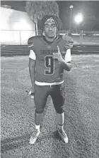  ?? RICK ROBB/SPECIAL TO THE POST ?? Santaluces quarterbac­k Shy Deveaux, a transfer from Dwyer, passed for 271 yards and four touchdowns in the first half against Wellington on Friday night in Lantana.