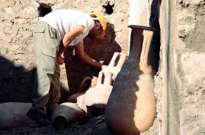  ??  ?? Archeologi Sopra uno dei tanti scavi a Pompei. A destra, turisti in visita al sito