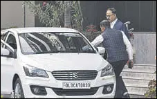  ?? SANCHIT KHANNA/HT ?? Alok Verma at the CBI headquarte­rs after retaking charge as the probe agency’s chief, in New Delhi on Wednesday.
