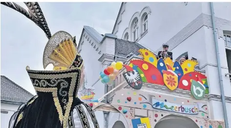  ?? FOTO: DOMINIK SCHNEIDER ?? Im vorigen Jahr stürmten die Narren unter der Leitung von Prinz Daniel Pennart das Rathaus in Büderich.