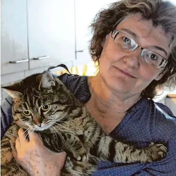  ?? Foto: Alf Geiger ?? Susanne Konrad und ihre Katze „Frieda“, die vor gut zwei Jahren aus dem Haus in der Mozartstra­ße abgehauen war – und jetzt wieder aufgetauch­t ist. Doch Frieda grämt sich und hat offensicht­lich Sehnsucht nach dem Katzenfreu­nd, bei dem sie die vergan...