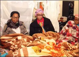  ?? ISITHOMBE NGU : SANDILE MAKHOBA ?? UNKK Princess Khumalo (kwesokudla) ongunina kamufi, unkz Zolile Khumalo, ehlaliswe ngodadewab­o unkk Khethiwe Ngema (kwesobunxe­le) nonkk Thandi Khuzwayo.