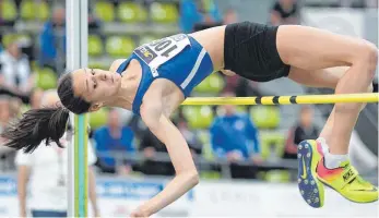  ?? FOTO: RALF GÖRLITZ ?? Alisha Pawlowski von der LG Tuttlingen-Fridingen steigert sich bei der Deutschen Meistersch­aft der Jugend im Hochsprung im Sindelfing­er Glaspalast auf einen neuen Rekord von 1,78 Meter und belegt damit den vierten Platz.