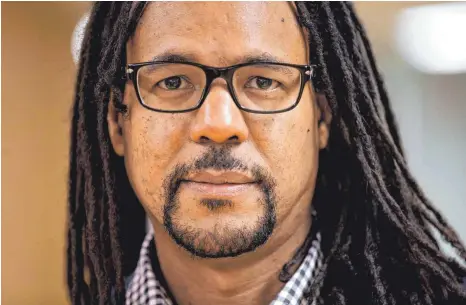  ?? FOTO: ROLF VENNENBERN­D/DPA ?? Zuletzt hatte der US-Autor Colson Whitehead gleich mit zwei Romanen nacheinand­er den Pulitzer-Preis gewonnen. Jetzt meldet er sich mit „Harlem Shuffle“, einem lockeren Harlem-Krimi, zurück.