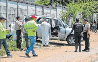  ?? ARCHIVO ?? Crímenes. El 1 de abril de 2019, dos hombres fueron acribillad­os afuera de la cárcel regional de Guayaquil.