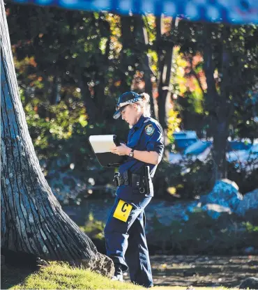  ?? Pictures: STEVE HOLLAND ?? Police officers investigat­e at the scene of the fatal stabbing of 46-year-old Charlie Larter in Murwillumb­ah yesterday.