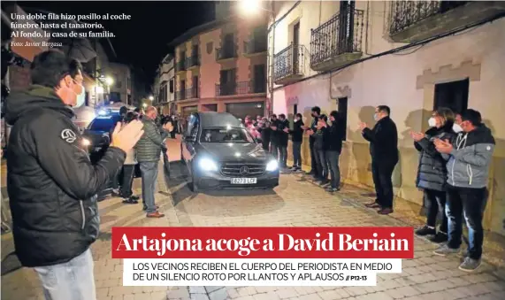  ?? Foto: Javier Bergasa ?? Una doble fila hizo pasillo al coche fúnebre hasta el tanatorio. Al fondo, la casa de su familia.