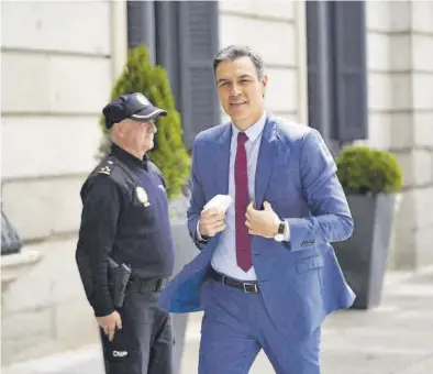 ?? DAVID CASTRO ?? Pedro Sánchez llega al Pleno del Congreso, el pasado 27 de abril.