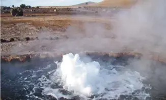  ?? ANA FERNANDEZ AGENCE FRANCE-PRESSE ?? Le geyser El Tatio, dans le désert Atacama, au Chili, en février 2016.