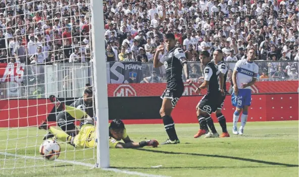  ??  ?? Fuenzalida bate a Cortés para establacer el 0-1 parcial ante Colo Colo, ayer, en el triunfo cruzado en el Monumental.