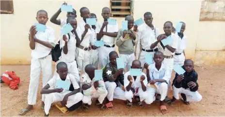  ?? Children displaying their cards after vaccinatio­n against yellow fever during the second phase of the biggest ever yellow fever vaccinatio­n campaign in five states and the Federal Capital Territory organised by the federal government , WHO and other partn ??