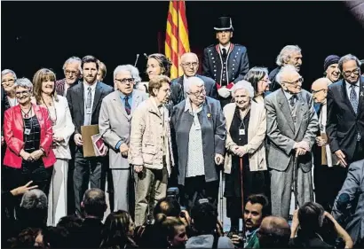  ?? LLIBERT TEIXIDÓ ?? Foto de familia de los galardonad­os con la Creu de Sant Jordi, ayer, en el Auditori Fòrum del CCIB