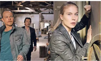  ?? FOTO: ZDF/DPA ?? Hannah Zeiler (Nora Waldstätte­n) hört Geräusche aus einem alten Biertank, während im Hintergrun­d die Kollegen Oberländer (Matthias Koeberlin, l.) und Komlatsche­k (Hary Prinz) stehen.