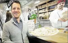  ?? BILD: TORSTEN VON REEKEN ?? Eine „Pizza alla Jane Martens“ließ sich VfL-Marketingl­eiter Stefan Eickelmann schmecken.