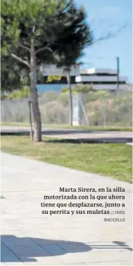  ?? // INÉS BAUCELLS ?? Marta Sirera, en la silla motorizada con la que ahora tiene que desplazars­e, junto a su perrita y sus muletas