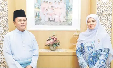  ??  ?? SELAMAT HARI RAYA: Shafie dan isteri mengucapka­n selamat Hari Raya Aidilfitri maaf zahir dan batin kepada seluruh rakyat di Sabah.