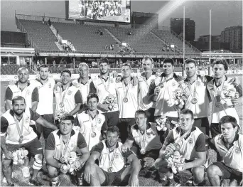  ?? PRENSA UAR ?? Pesando. El plantel con la medalla. Álvarez Fourcade, el segundo de abajo, desde la izquierda.