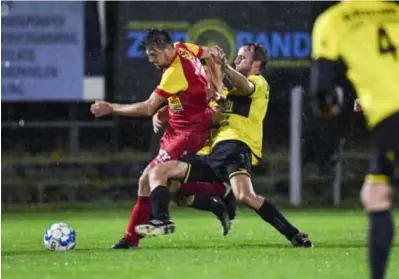  ?? FOTO GOYVAERTS ?? Kontich-speler Tivi Huygen ondergaat een stevige tackle van Birger De Swert.