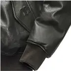 ??  ?? BOMBER La giacca rigonfia con polsini elastici e chiusura in vita era stata pensata per i piloti dell’AVIAZIONE BRITANNICA, che durante la Prima guerra mondiale guidavano velivoli aperti.