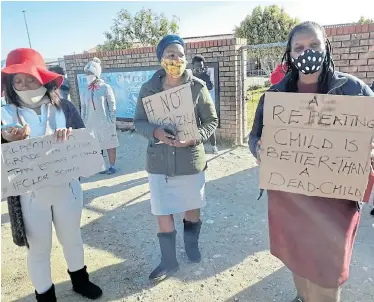  ??  ?? SAFETY FEARS: Parents protest against the reopening of Imbasa Primary School in Motherwell yesterday morning