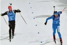  ?? Foto: Witters ?? Arnd Peiffer verpasste um eine Skilänge hinter dem Italiener Dominik Windisch die Bronzemeda­ille für die deutsche Mixed Staffel. Allerdings hatte Windisch auf um strittene Weise die Bahn des Deutschen gekreuzt.