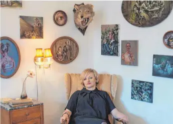  ?? FOTO: BEG ?? Im Wohnzimmer mit Justine Otto: Die Künstlerin sitzt in ihrer raumfüllen­den Installati­on auf Schloss Achberg und erklärt ihr Kunstwerk.