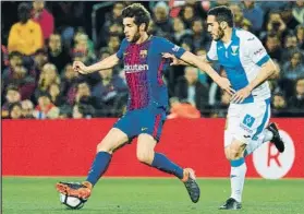  ?? FOTO: EFE ?? Zaldua persigue a Sergi Roberto en un lance del Barça-Leganés