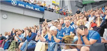  ?? FOTO: GÜNTER KRAM ?? Um kurz vor 21.30 Uhr am Mittwochab­end war die Messe in der Häfler ZF-Arena gelesen: Die VfB-Volleyball­fans können die klare Niederlage ihrer Spieler kaum fassen.