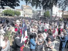  ??  ?? Des centaines d’Agenais sont venus saluer l’arrivée très attendue de cette jeune demoiselle!