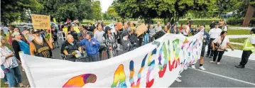  ?? Photos / Paul Taylor ?? Flaxmere community gathered to peacefully protest against the closure of New World.