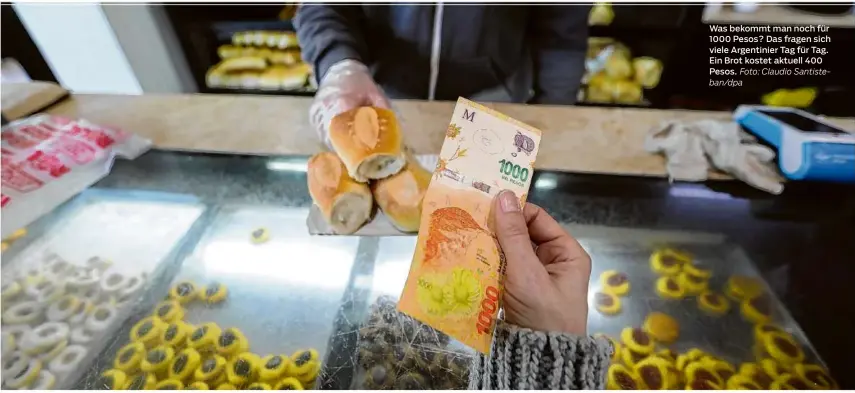 ?? Foto: Claudio Santisteba­n/dpa ?? Was bekommt man noch für 1000 Pesos? Das fragen sich viele Argentinie­r Tag für Tag. Ein Brot kostet aktuell 400 Pesos.