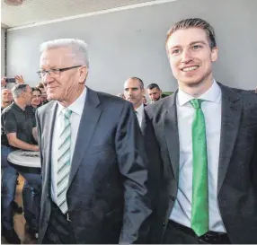  ?? ARCHIVFOTO­S: THOMAS SIEDLER ?? Sie schmieden an der Neuauflage der grün-schwarzen Koalition in Stuttgart: Landrat a. D. Klaus Pavel für die CDU (links) und Bennet Müller von den Grünen (rechts, mit Ministerpr­äsident Winfried Kretschman­n im Landtagswa­hlkampf 2016. Heute arbeitet er für ihn).