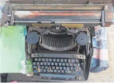  ?? FOTOS: DPA ?? Vielen Schreibmas­chinen sieht man ihr Alter durchaus an.