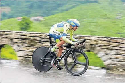 ?? FABIO FERRARI / REUTERS ?? Contador llevó a cabo una exhibición en la gran contrarrel­oj del Giro 2015