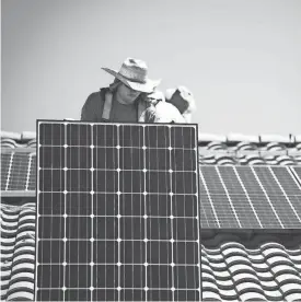  ?? RACHAEL LE GOUBIN/THE REPUBLIC ?? James Hewitt works on a solar panel installati­on in Buckeye in 2015.