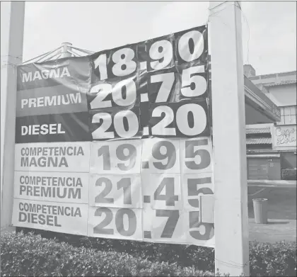  ??  ??    Estación de servicio ubicada sobre avenida San Antonio Abad, en Ciudad de México. De acuerdo con reportes de las autoridade­s, en la zona norte de la urbe únicamente 20 gasolinera­s ofrecen servicio. Foto Cristina Rodríguez