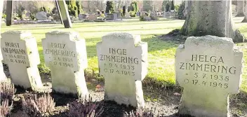  ?? BILD: THOMAS HUSMANN ?? Die Kreuze auf dem Friedhof Donnerschw­ee erzählen die tragische Geschichte der Kinder, die in den letzten Kriegstage­n ums Leben kamen.