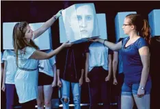 ?? Foto: Alexander Kaya ?? Anja Fladerer (links) leitet die Theater AG. Bei den Proben hilft sie einer Schülerin, die richtige Position zu finden.