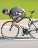  ??  ?? Froome, en un descenso, en la postura que se va a prohibir.