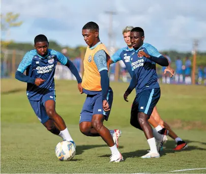  ?? TIAGO CALDAS/EC BAHIA ?? Roger
(de colete) em treino do Bahia: atleta é uma das joias da base tricolor