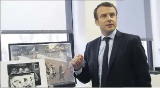  ??  ?? Derrière le bureau du QG parisien d’Emmanuel Macron, une affiche de un dessin des Tontons fligueurs... César d’Albert Dubout et