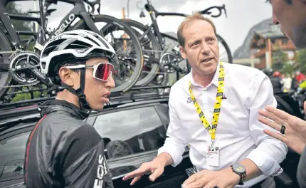  ?? AFP ?? Egan Bernal (i), campeón de la competenci­a el año anterior, durante un encuentro con Christian Prudhomme (d), director del Tour.