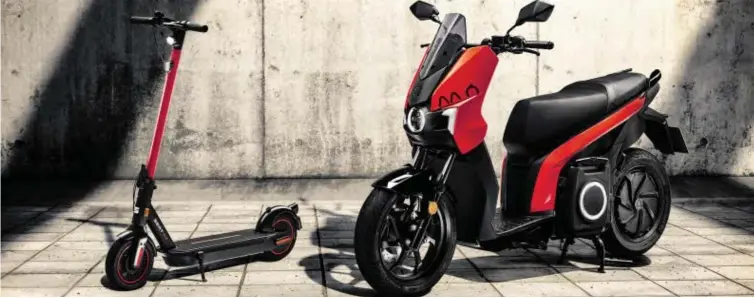  ?? BILD: SN/SEAT ?? Der neue Elektrosco­oter für die 125er-Klasse (r.) ergänzt seit diesem Frühjahr auch in Österreich die Produktpal­ette der Marke MÓ. Der E-Kickscoote­r bleibt natürlich im Programm.