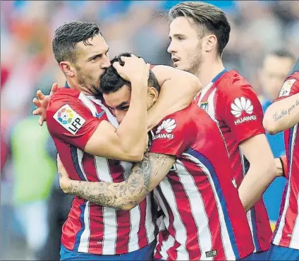  ?? FOTO: J.A.S ?? Koke Resurrecci­ón y Saúl Ñíguez felicitan a Ángel Correa tras la consecució­n de un gol en el curso pasado