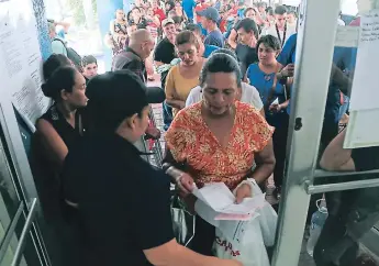  ?? FOTO: MELVIN CUBAS ?? VISITAS. Decenas de familiares de los pacientes hacen fila en la entrada del hospital Mario Rivas para ingresar a las salas de hospitaliz­ación.