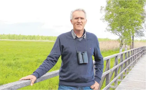  ?? FOTO: ANNETTE GRÜNINGER ?? Mit dem Fernglas zieht es Jost Einstein regelmäßig in die Federseena­tur. Der Leiter des Naturschut­zzentrums Federsee ist für die naturschut­zfachliche Betreuung des Naturschut­zgebiets zuständig.