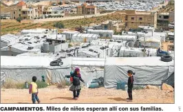  ??  ?? CAMPAMENTO­S. Miles de niños esperan allí con sus familias.