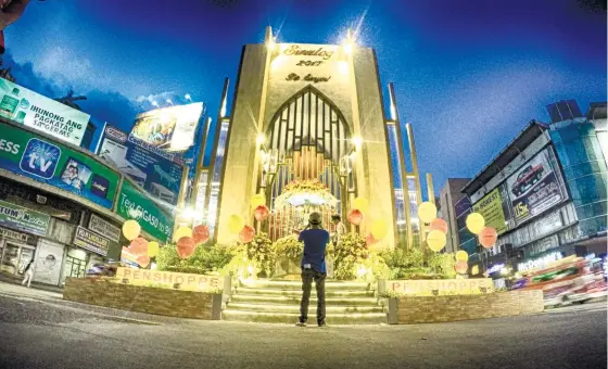  ?? (SUN.STAR FOTO/ALEX BADAYOS) ?? READY FOR MORE FESTIVITIE­S. With the Sinulog less than 3 weeks away, the arches that adorn the parade route, especially near Cebu City's Fuente Osmeña, are already being put together.