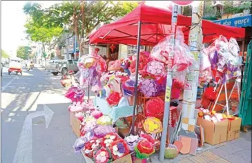  ?? HENG CHIVOAN ?? An impromptu shop selling Valentine’s Day knickknack­s juts out onto a Phnom Penh sidewalk yesterday.