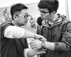  ?? LONG WEI, EUROPEAN PRESSPHOTO AGENCY ?? An Apple staffer, left, talks to a customer about the smartwatch­es at an Apple store in Hangzhou, China.